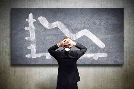 Person steht vor Tafel